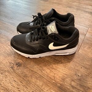 Black Nike Air Max | Women’s US 7